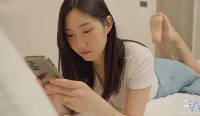 Xinh đẹp nhưng vẫn bị anh xã "đi ngoài", vợ yêu buồn tình cho anh giao hàng làm tình luôn